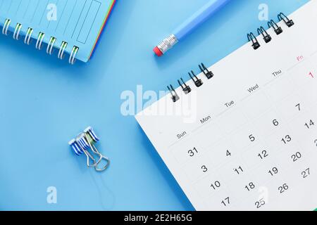 concetto di scadenza con stack di calendario e matita a colori sfondo Foto Stock