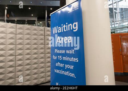 Interno del Millennium Point NHS Covid-19 Vaccination Centre l'11 gennaio 2021 a Birmingham, Regno Unito. Questo centro di vaccinazione con coronavirus, uno dei primi nel Regno Unito con l'obiettivo di vaccinare 15 milioni di persone entro metà febbraio, somministrerà 600 vaccini il giorno di apertura, fino a 1200 nei giorni successivi e circa 2500 al giorno a partire dalla seconda settimana. Tutti i clienti ricevono una lettera e possono venire al centro vaccinazioni da un raggio di 45 miglia. Una volta entrati nella corsia del vaccino, vengono poste domande sulla salute e gli viene chiesto di dare il consenso alla vaccinazione dopo essere stati vaccinati Foto Stock