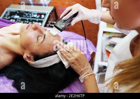 Pulizia ultrasonica del trattamento viso da parte della donna in CENTRO BENESSERE Foto Stock