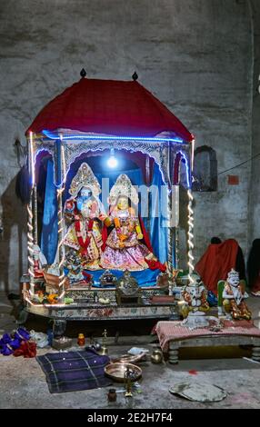 Kalna City, Bengala Occidentale, India. I fedeli collocano le offerte davanti alle loro divinità indù nel tempio di Krishnachandra nel complesso del Rajbari pf Templi Foto Stock