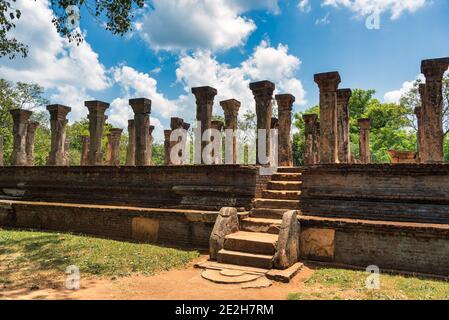 Anicenti colonne di pietra del complesso di palazzo nissankamala, nell'antica città di Polonnaruwa in Sri Lanka. Foto Stock