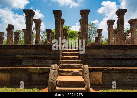 Anicenti colonne di pietra del complesso di palazzo nissankamala, nell'antica città di Polonnaruwa in Sri Lanka. Foto Stock