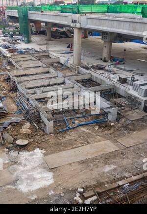 Basamento dell'ingresso principale al primo piano del cantiere, stazione monorotaia nell'area urbana. Foto Stock