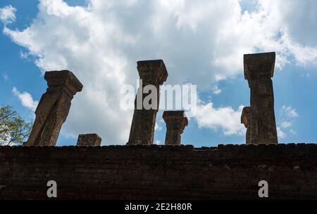 Anicenti colonne di pietra del complesso di palazzo nissankamala, nell'antica città di Polonnaruwa in Sri Lanka. Foto Stock