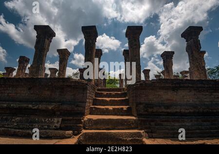 Anicenti colonne di pietra del complesso di palazzo nissankamala, nell'antica città di Polonnaruwa in Sri Lanka. Foto Stock
