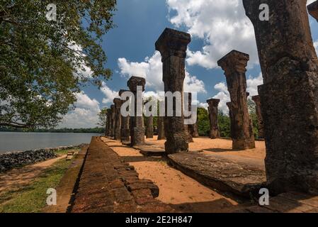 Anicenti colonne di pietra del complesso di palazzo nissankamala, nell'antica città di Polonnaruwa in Sri Lanka. Foto Stock