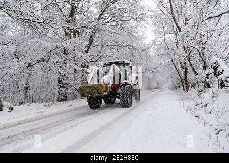 Meteo - Hawes, North Yorkshire, 14 gennaio 2021 - gli agricoltori vicino Hawes, Wensleydale, North Yorkshire, hanno lottato contro il tempo per nutrire il loro bestiame nella neve oggi come le strade sono state colpite dalla forte nevicata Credit: Wayne HUTCHINSON/Alamy Live News Foto Stock