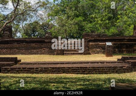 Anicenti colonne di pietra del complesso di palazzo nissankamala, nell'antica città di Polonnaruwa in Sri Lanka. Foto Stock