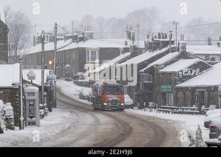 Meteo - Hawes, North Yorkshire, 14 gennaio 2021 - la città di mercato di Hawes nel cuore delle Yorkshire Dales, è stata duramente colpita da forti nevicate, ed è stata accessibile principalmente da veicoli 4x4. Credit: Wayne HUTCHINSON/Alamy Live News Foto Stock