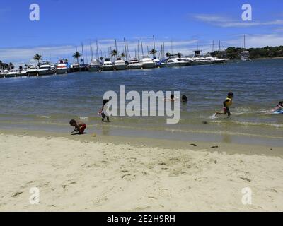 Vitoria, Espirito Santo, Brasile. 14 gennaio 2021. VITORIA, ES, 14.01.2021 - PRAIA DO CANTO EM VITORIA - ES - Movimentacao na Praia do canto, muito limpa, tranquila e totale aprovada para o banho, na cidade de Vitoria no Espirito Santo. Credit: Edson De Souza/TheNEWS2/ZUMA Wire/Alamy Live News Foto Stock
