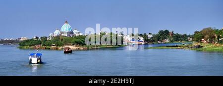 India, Bengala Occidentale, Mayapur. La città di Mayapur è circondata da alcuni isolotti abitati e i traghetti sono molto attivi nel trasporto di persone da un plac Foto Stock