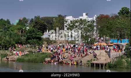 Mayapur, Bengala Occidentale, India. Atmosfera tipica della città, vicino ad un ghat sul Hoogly, parte del fiume sacro Gange. Città in cima al ghat Foto Stock