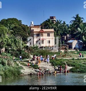 Mayapur, Bengala Occidentale, India. Atmosfera tipica della città, vicino ad un ghat sul Hoogly, parte del fiume sacro Gange. Città in cima al ghat Foto Stock