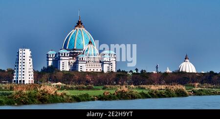 India, Bengala Occidentale, Mayapur. La città di Mayapur è circondata da alcuni isolotti abitati . Un isolotto è il sito del Tempio del Planetario Vedico, nuovo Foto Stock