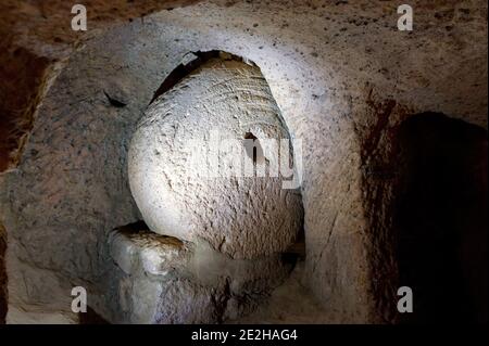 Primo piano di pietra d'accesso alla città sotterranea di Kaymakli, che si trova all'interno della cittadella di Kaymakli nella regione dell'Anatolia centrale della Turchia. Sottocarro Foto Stock
