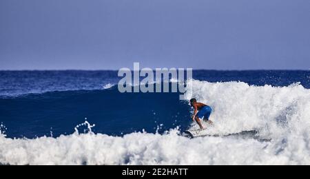 Scuola di surfista. Un ragazzo giovane imparando a stare in piedi su una tavola da surf. Surfista sull'onda, bellissima onda sull'oceano. Sport acquatici. Oceano Atlantico, Domenicano Foto Stock