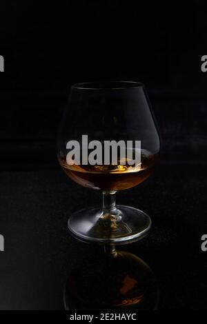Brandy, Cognac, in Brandy Balloon, vetro di cristallo vintage Foto Stock
