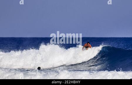 Scuola di surfista. Un ragazzo giovane imparando a stare in piedi su una tavola da surf. Surfista sull'onda, bellissima onda sull'oceano. Sport acquatici. Oceano Atlantico, Domenicano Foto Stock