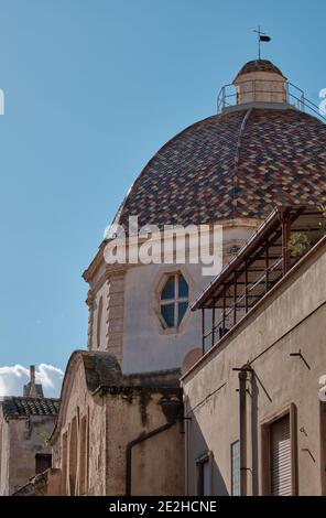 Cagliari antica città del Castello con primo piano di antica chiesa - Sardegna - Italia Foto Stock