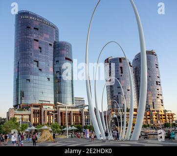 Ritz-Carlton Hotel e alte torri residenziali e la scultura Spanda A Elizabeth Quay l'Esplanade Perth Australia Occidentale Foto Stock