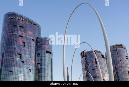 Ritz-Carlton Hotel e alte torri residenziali e la scultura Spanda A Elizabeth Quay l'Esplanade Perth Australia Occidentale Foto Stock