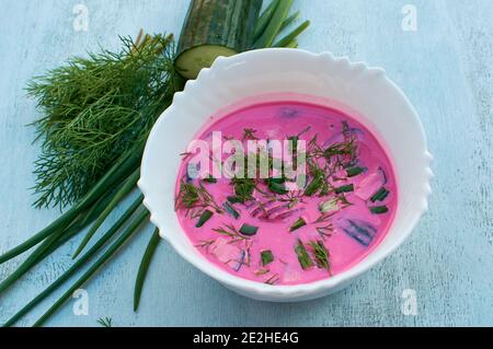 Borscht freddo delle loro barbabietole. Cipolle di piume, aneto fresco. Un piatto freddo in una giornata calda Foto Stock