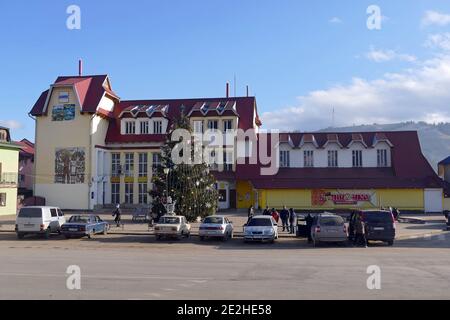 Non esclusivo: VERKHOVYNA, UCRAINA - 12 GENNAIO 2021 - le automobili sono parcheggiate fuori di un ufficio postale nel villaggio di Verkhovyna, Ivano-Frankivsk Regione, U occidentale Foto Stock