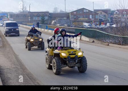 Non esclusivo: VERKHOVYNA, UCRAINA - 12 GENNAIO 2021 - la gente guida tutti i veicoli di terreno (ATV) nel villaggio di Verkhovyna, Ivano-Frankivsk Regione, occidentale Foto Stock