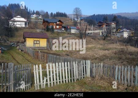 Non esclusivo: VERKHOVYNA, UCRAINA - 12 GENNAIO 2021 - gli home-steads sono raffigurati nel villaggio di Verkhovyna, nella regione di Ivano-Frankivsk, Ucraina occidentale. Foto Stock