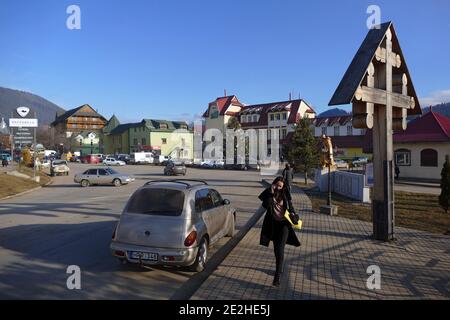 Non esclusivo: VERKHOVYNA, UCRAINA - 12 GENNAIO 2021 - UNA donna cammina lungo una strada nel villaggio di Verkhovyna, Ivano-Frankivsk Regione, Ucraina occidentale. Foto Stock