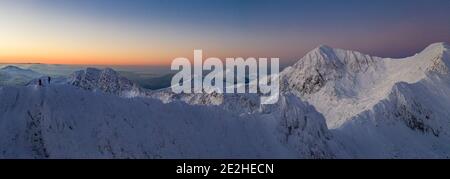 Alpinista nella neve, snowdonia, yr wydffa Foto Stock