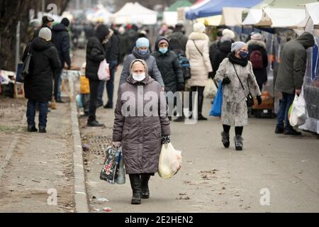 Non esclusivo: KIEV, UCRAINA - 13 GENNAIO 2021 - una donna anziana trasporta le borse ad un mercato agricolo durante il lockdown del coronavirus, Kiev, capitale dell'Ucraina Foto Stock