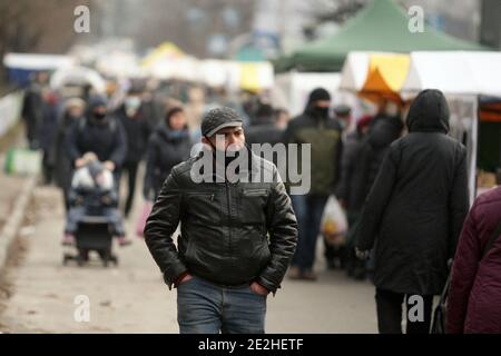 Non esclusivo: KIEV, UCRAINA - 13 GENNAIO 2021 - UNA maschera facciale copre la bocca di un uomo in un mercato agricolo durante il blocco del coronavirus, Kyiv, capitale di U. Foto Stock