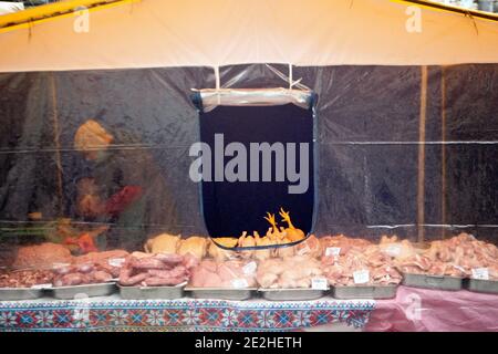 Non esclusivo: KIEV, UCRAINA - 13 GENNAIO 2021 - Pollo e altri tipi di carne sono in vendita in un mercato agricolo durante il blocco del coronavirus, Kyiv, c. Foto Stock