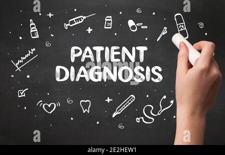 Disegno a mano la diagnosi del paziente iscrizione con gesso bianco sulla lavagna, concetto medico Foto Stock