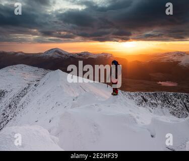 Alpinista nella neve, snowdonia, yr wydffa Foto Stock