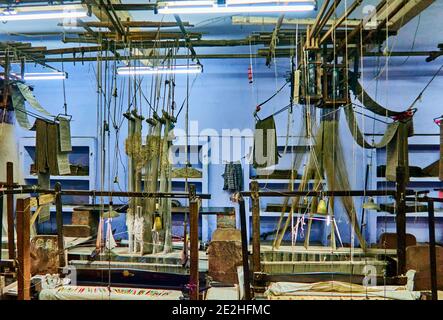 Varanasi, Uttar Pradesh, India. La tessitura della seta è un'industria  manifatturiera a Varanasi che è conosciuta per la sua produzione di seta  molto fine e Banarasi Foto stock - Alamy