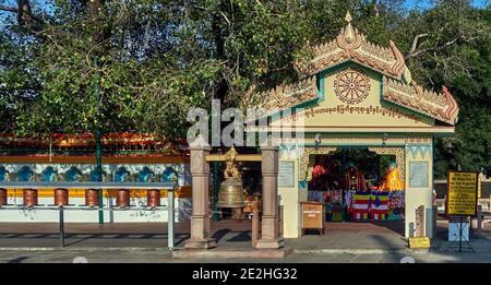 Sarnath, Uttar Pradesh, India - l'ingresso al monastero di Mulagandha Kuti Vihara, che è un monastero moderno situato tra giardini panoramici. Era buil Foto Stock
