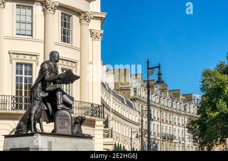 Statua di Sir Robert Grosvenor, primo Marchese di Westminster, con Grovenor Crescent sullo sfondo, parte della tenuta Grosvenor. Foto Stock