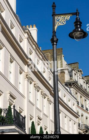 Nel 2017 Grosvenor Crescent era la strada residenziale più costosa del Regno Unito. Foto Stock