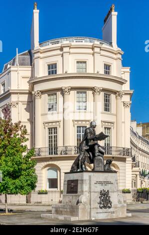 Statua di Sir Robert Grosvenor, primo Marchese di Westminster, con Grovenor Crescent sullo sfondo, parte della tenuta Grosvenor. Foto Stock