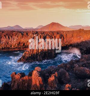 Los Hervideros paesaggio vulcanico vicino all'oceano, Lanzarote, Canarie Foto Stock