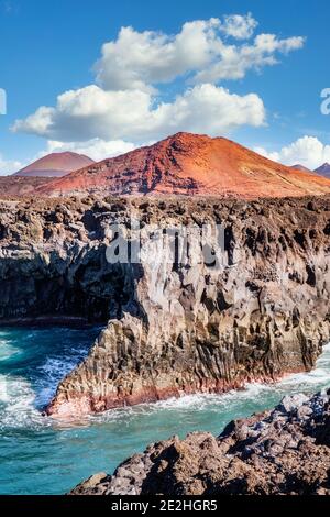 Los Hervideros paesaggio vulcanico vicino all'oceano, Lanzarote, Canarie Foto Stock