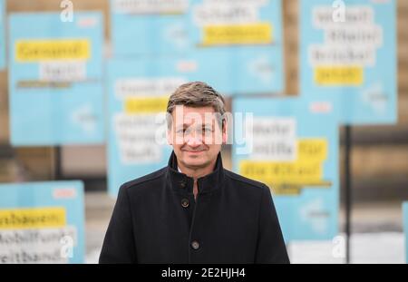 Magonza, Germania. 14 gennaio 2021. Christian Baldauf (CDU), candidato di primo piano del suo partito, si trova di fronte ai manifesti delle elezioni statali sulle rive del Reno. I partiti avviano le loro campagne per le elezioni statali. L'elezione del 18° parlamento statale della Renania-Palatinato è prevista per il 14 marzo 2021. Credit: Andreas Arnold/dpa/Alamy Live News Foto Stock