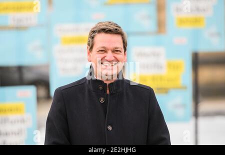 Magonza, Germania. 14 gennaio 2021. Christian Baldauf (CDU), candidato di primo piano del suo partito, si trova di fronte ai manifesti delle elezioni statali sulle rive del Reno. I partiti avviano le loro campagne per le elezioni statali. L'elezione del 18° parlamento statale della Renania-Palatinato è prevista per il 14 marzo 2021. Credit: Andreas Arnold/dpa/Alamy Live News Foto Stock