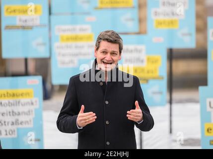 Magonza, Germania. 14 gennaio 2021. Christian Baldauf (CDU), candidato di primo piano del suo partito, si trova di fronte ai manifesti delle elezioni statali sulle rive del Reno. I partiti avviano le loro campagne per le elezioni statali. L'elezione del 18° parlamento statale della Renania-Palatinato è prevista per il 14 marzo 2021. Credit: Andreas Arnold/dpa/Alamy Live News Foto Stock