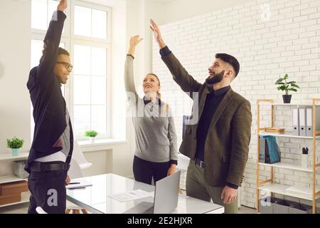 Sviluppo aziendale, lavoro di squadra, concetto di gruppo di lavoro multietnico Foto Stock