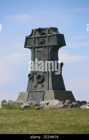 Lendalfoot, Ayrshire, Scozia. Questo impressionante monumento commemorativo alla nave da guerra russa Varyag si trova sulla costa dell'Ayrshire, nel villaggio di Lendalfoot, a circa 6 miglia a sud di Girvan. Varyag fu un incrociatore costruito negli Stati Uniti per la Marina Imperiale Russa. Ayrshire, Scozia, Regno Unito Foto Stock