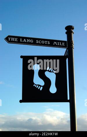 The Lang Scot's Mile, Ayr, Ayrshire, Scozia, Regno Unito. Il Lang Scots Mile Walk è stato creato nel 2002 sul lungomare di Ayr per commemorare i legami storici della città con Burns e per incoraggiare un sano esercizio fisico. È stato stimato che un uomo di pietra 10 o una donna che cammina Lang Scozia miglio brucerebbe fuori 115 calorie e una pietra 16 persona, 184 calorie.e Foto Stock