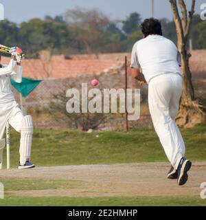 New Delhi India – Luglio 01 2018 : lunghezza completa di gioco di cricket sul campo durante la giornata di sole nel parco giochi locale, Cricketer sul campo in azione, Pla Foto Stock